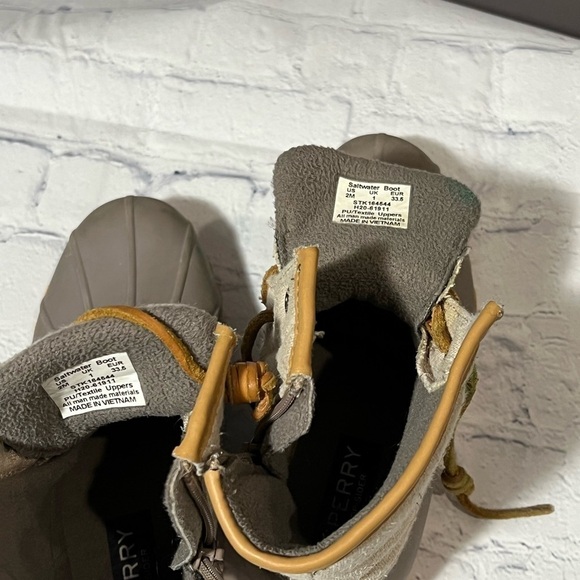 Sperry size 2 salt water boots - Picture 5 of 7